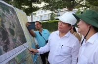 Ông Lê Văn Danh (bên trái ảnh) thông tin tới Chủ tịch HĐND TP Võ Văn Minh vị trí triển khai khu thương mại tự do gắn với cảng biển Cái Mép Hạ trong buổi khảo sát ngày 16-10 vừa qua. Ảnh: KHÁNH NAM