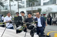 Ly cà phê không đi đường bộ mà bay đến tay người dùng: Drone giao hàng sớm phổ biến?