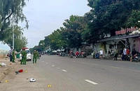 Kinh hoàng: Tài xế xe Mercedes tông xe truy sát người ở Phan Thiết