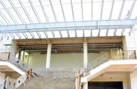 Nhà hát 200 tỉ đồng dùng thiết kế của 12 năm trước, ở sát biển lại lợp tôn
