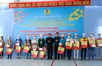 Phó Chủ tịch Quốc hội trao 1000 phần quà Tết tại Bình Thuận