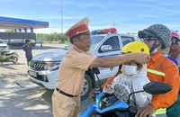 CSGT Bình Thuận tặng quà, mũ bảo hiểm cho bà con đi xe máy về quê ăn Tết