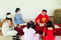 Trung tá công an hóa thân thành ông đồ thư pháp