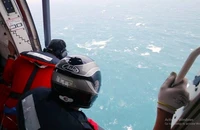 Trực thăng tìm kiếm thuyền viên mất tích trên biển Bình Thuận
