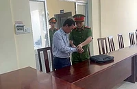Bắt giam bác sĩ làm giả giấy khám sức khỏe để nhận tiền