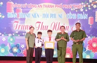 Công an Phan Thiết đỡ đầu cho 2 con của người phụ hồ hy sinh cứu người