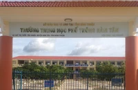 Thầy giáo bị côn đồ đánh phải nhập viện chỉ vì mời học trò lên làm việc