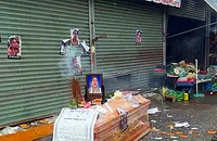 Con hụi mang quan tài đến nhà chủ hụi đốt nhang, rải tiền vàng mã