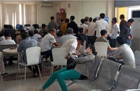 Nghe lời đồn, người dân ùn ùn đi đổi giấy phép lái xe 
