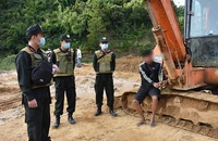150 cảnh sát bao vây triệt phá địa điểm khai thác khoáng sản quy mô lớn