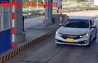 Lấy lý do tài khoản hết tiền qua trạm, tài xế chạy ngược chiều trên đường dẫn cao tốc