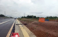Nghịch lý: 200km đường cao tốc không có trạm dừng chân