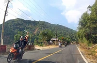Triệu tập nhóm thanh niên vung mã tấu chém vào ôtô đang lưu thông