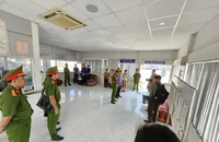 Hàng chục cảnh sát khám xét, bắt giam 2 phó giám đốc Trung tâm đăng kiểm nhận hối lộ