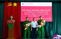 Công an, cán bộ ngân hàng ngăn kịp 1 phụ nữ bán rau chuyển 3,2 tỉ cho kẻ lừa