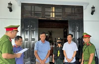 Bắt giam 2 cán bộ bảo kê cho ông trùm 'công trường sa tặc' ở Bình Thuận