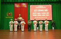 Bộ Công an thăng cấp, nâng lương cho 8 sĩ quan Công an tỉnh Bình Thuận