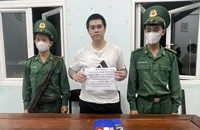 Đang đi bộ, nam thanh niên vứt gói thuốc lá 555 thì bị Biên phòng Bình Thuận bắt
