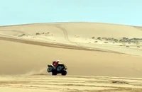 Clip ghi cảnh mô tô địa hình chở 2 cô gái chạy bằng 2 bánh ở Bàu Trắng