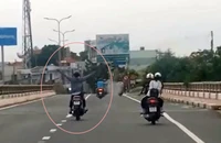 Tạm giữ người đàn ông 'làm xiếc' với xe máy trên Quốc lộ 1A