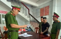 2 thanh niên thuê ô tô tự lái rồi làm giả giấy tờ mang cầm cố 