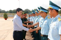 Bí thư Tỉnh ủy Bình Thuận thăm Trung đoàn 920 ở sân bay Phan Thiết