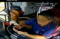 CSGT xử lý nhiều tài xế vừa lái xe vừa sử dụng điện thoại di động trên cao tốc