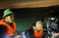 Cứu hộ du khách người nước ngoài trôi dạt trên biển gần 10km