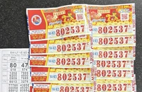 Mua vé số tặng trong tiệc tất niên, 9 người bạn cùng trúng 28 tỉ đồng