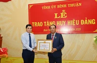 Trao tặng Huy hiệu 40 năm tuổi Đảng cho nguyên Phó Chánh án TAND tối cao