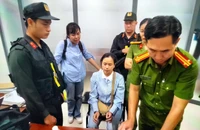 Bắt khẩn cấp 1 phụ nữ xưng luật sư vào trụ sở công an yêu cầu thả người