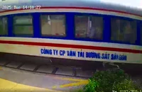 Người đàn ông ra đứng giữa đường sắt khi tàu hỏa đang lao tới 