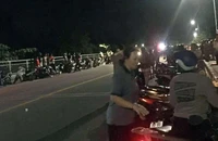 Thanh niên nhảy cầu rồi bơi vào bờ, để mặc lực lượng cứu hộ tìm kiếm mình