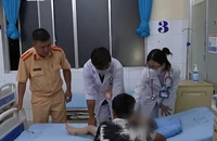 CSGT chạy đua với thời gian, cứu sống bé trai 4 tuổi co giật lúc giữa đêm