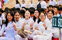 Lâm Đồng: Miễn học phí từ năm học mới, những đứa trẻ hạnh phúc đến trường