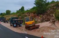 Cát trên đồi lại đổ xuống cao tốc Vĩnh Hảo- Phan Thiết, ảnh hưởng đến giao thông