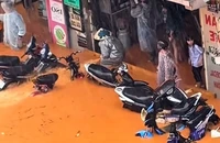 Mưa lớn dồn dập, Lâm Đồng ngập lụt, nhiều nơi sạt lở nguy hiểm 