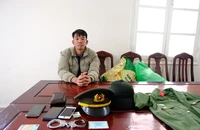 Thanh niên mặc đồ giả danh công an 'lấy le' với mọi người