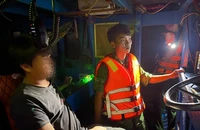 Truy đuổi xuyên đêm, bắt hai tàu khai thác tận diệt thủy sản