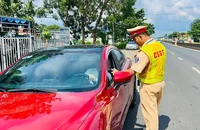 Bị tạm giữ ô tô vì tài xế vi phạm nồng độ cồn khi chạy xe vào cao tốc 