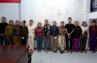 Công an mật phục, bắt quả tang 11 'quý bà' đang đánh bạc