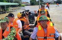 Từ rốn lũ đến nụ cười trẻ thơ: Tình người sưởi ấm giữa thiên tai