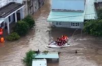 Jeski vượt sóng, tình nguyện viên xuyên đêm cứu người giữa lũ dữ