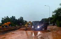 Lũ cát đỏ tràn lấp Quốc lộ 1A, cao tốc Vĩnh Hảo-Phan Thiết ngập nặng