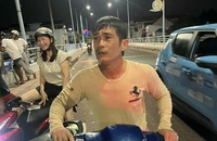 Tuyên dương người đàn ông lao xuống dòng nước xiết cứu người rồi lặng lẽ rời đi