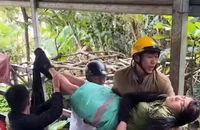 Nghẹt thở giải cứu người phụ nữ bám víu lùm cỏ giữa lòng nước lũ 