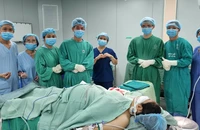Kỳ tích y học: BS Võ Thái Trung 'phù thủy' vi phẫu và lời hứa với sản phụ mang song thai