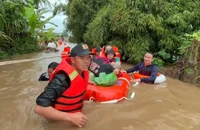 Người đàn ông được giải cứu, sau đó tự bơi về nhà thì tử vong
