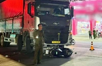 4 người trong gia đình lọt gầm xe tải, cháu bé 2 tuổi tử vong thương tâm