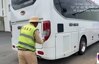 12 du khách nước ngoài 'kẹt' trên cao tốc vì xe hết hạn kiểm định
